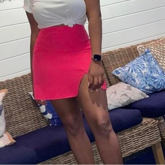 Hot pink mini skirt with split - Picture 7 of 9